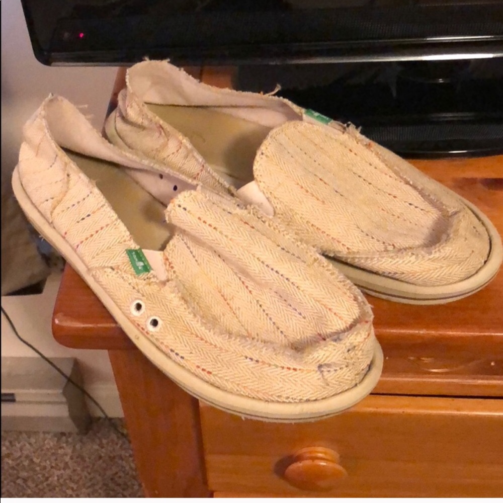 Cream colored Sanuks Size 11 Womens